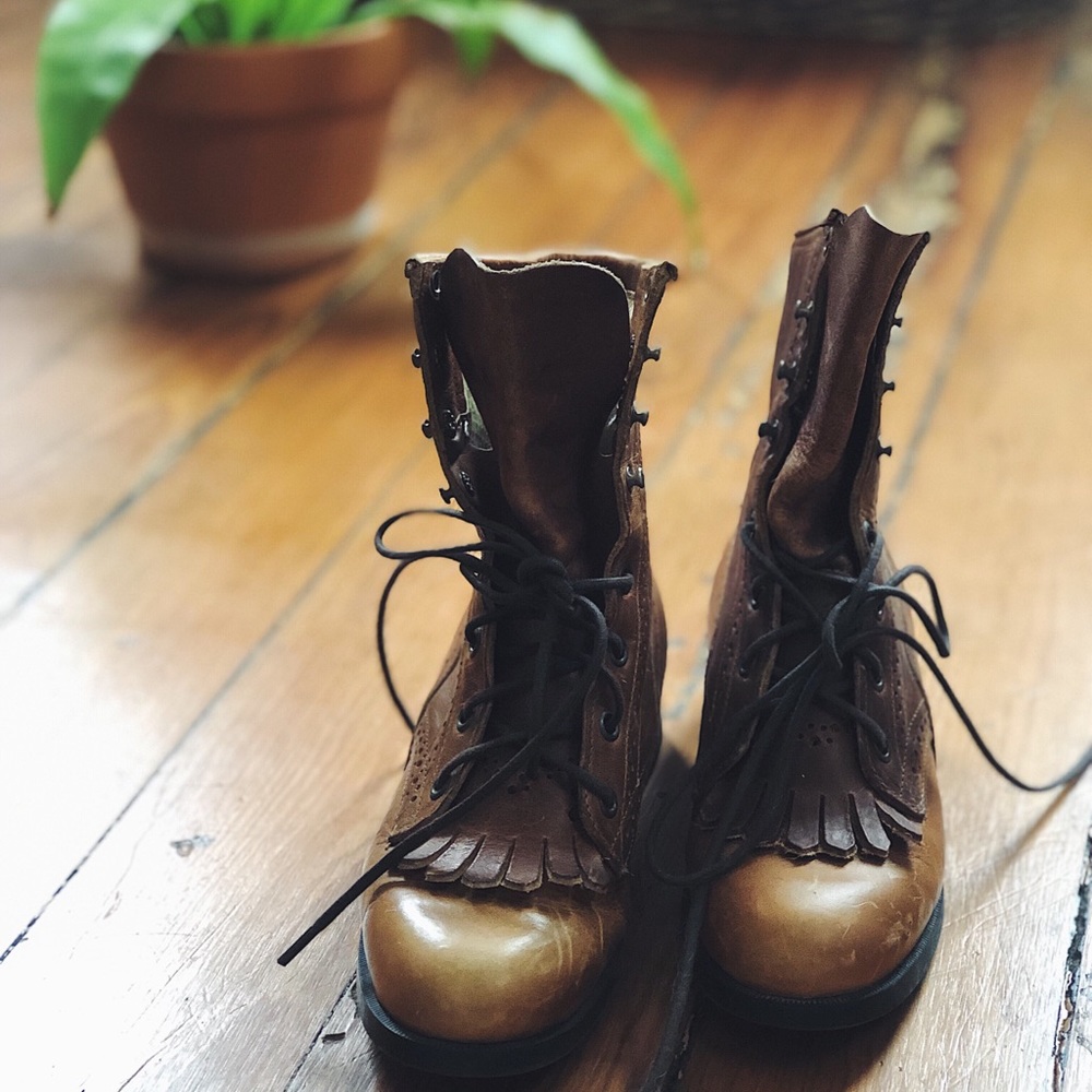 Women’s 𝕁𝕦𝕤𝕥𝕚𝕟 ℝ𝕠𝕡𝕖𝕣 Boot, size 5.5 B